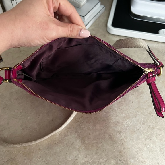 Coach Women's Poppy Signature Metallic East West Swingpack Crossbody Magenta - Picture 8 of 9